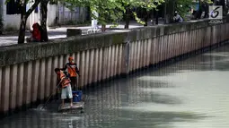 Petugas kebersihan mengambil sampah di kali Cideng, Jakarta, Senin (4/12). Membersihkan kali tersebut dilakukan rutin dikarenakan musim hujan dan mengantisipasi banjir yang kemungkinan bisa terjadi. (Liputan6.com/JohanTallo)