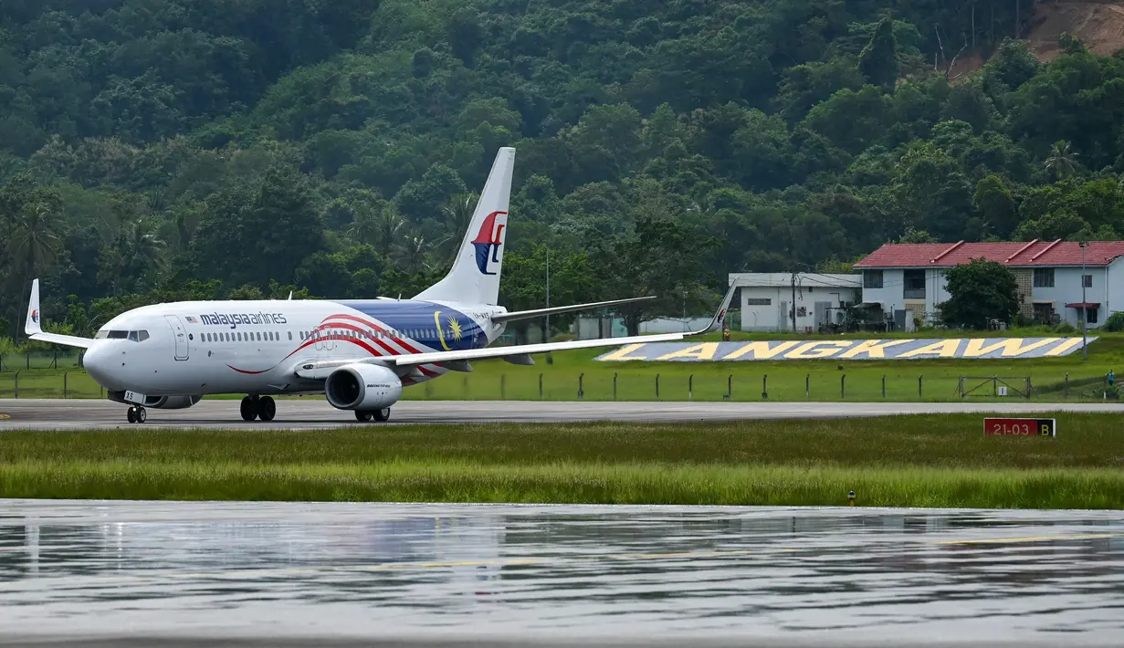 Sebuah pesawat Boeing 738 Malaysia Airlines mendarat di Langkawi dari Bandara Internasional Kuala Lumpur (6/9/2021). Pulau liburan dibuka kembali untuk turis domestik setelah penutupan karena pembatasan Covid-19. (AFP/Mohd Rasfan)