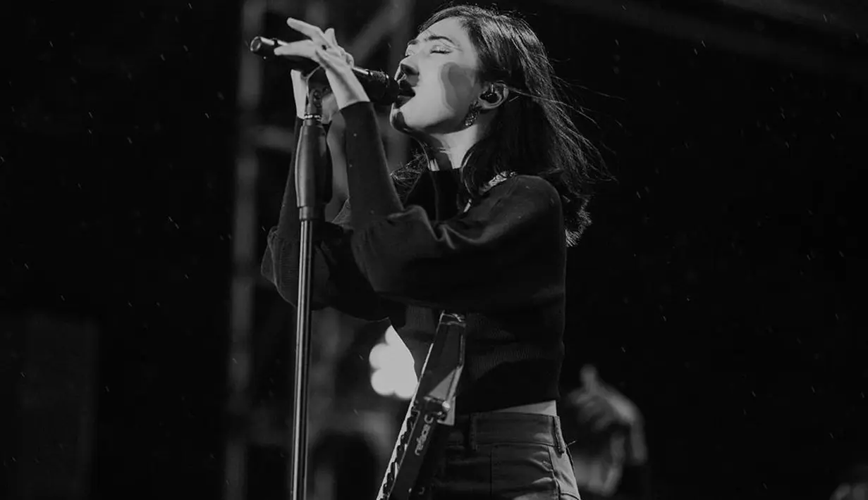 Bukan hanya soal kebiasaan di belakang panggung, Isyana juga bercerita tentang inspirasinya menulis lagu selama ini. Balkon rumah, menjadi tempat favorit Isyana. (Instagram/isyanasarasvati)