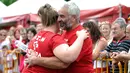 Nerea Sorondo (kiri) mendapat ucapan selamat dari sang pelatih usai memotong batang pohon di kejuaraan olahraga pedesaan di festival San Fermin yang dihelat di Pamplona, Spanyol Utara, (8/7/2014). (AFP PHOTO/Ander Gillenea)