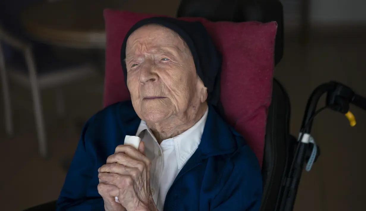 <p>Suster Andre berpose untuk dipotret di panti jompo Sainte Catherine Laboure tempatnya tinggal, di Toulon, Prancis selatan, Rabu (27/4/2022). Dengan kematian Kane Tanaka asal Jepang pada usia 119 tahun, manusia tertua di dunia sekarang adalah Lucile Randon yang merupakan seorang biarawati Prancis yang dikenal sebagai Suster Andre, berusia 118, menurut The Gerontology Research Group. (AP Photo/Daniel Cole)</p>
