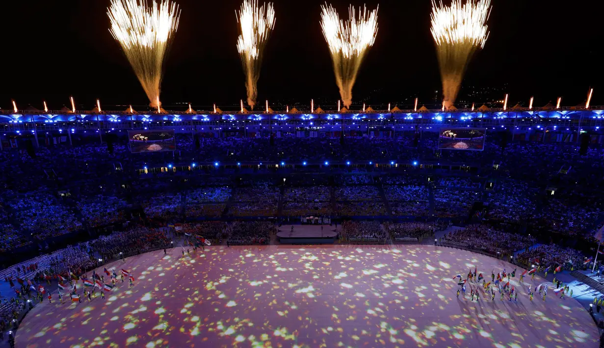Kembang api terlihat meletus saat mengawali penutupan Olimpiade Rio 2016 di Stadion Maracana, Minggu (21/8). Setelah berlangsung selama dua pekan, Amerika Serikat akhirnya keluar sebagai juara umum. (REUTERS / Fabrizio Bensch)