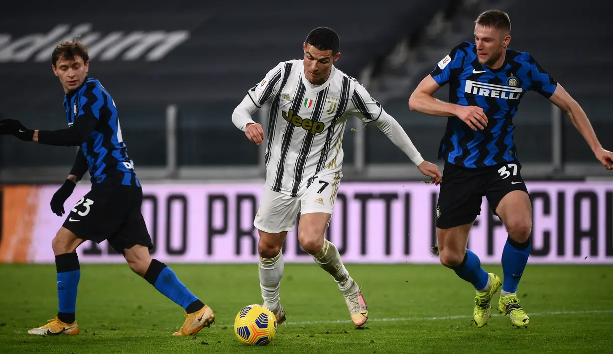 Penyerang Juventus, Cristiano Ronaldo berusaha melewati dua pemain Inter Milan Nicolo Barella dan bek Milan Skriniar pada leg kedua babak semifinal Coppa Italia di Turin Allianz Stadium, Italia, Rabu (10/2/2021). Meski imbang, Juventus unggul agregat gol (2-1) dari leg satu. (AFP/ Marco Bertorello)