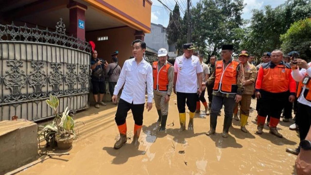 VIDEO: Gibran Datangi Lokasi Banjir Paling Parah di Bekasi, Motor Berserakan Penuh Lumpur