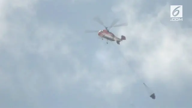 Upaya pemadaman api di lereng gunung sumbing menggunakan helikopter, hari Selasa (18/9). Air disiramkan dari udara, dikenal dengan teknik water bombing.