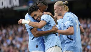 Pemain Manchester City merayakan gol Omar Marmoush dalam laga kontra Bournemouth di Premier League,&nbsp;Rabu (21/5/2025). (AP Photo/Dave Thompson)