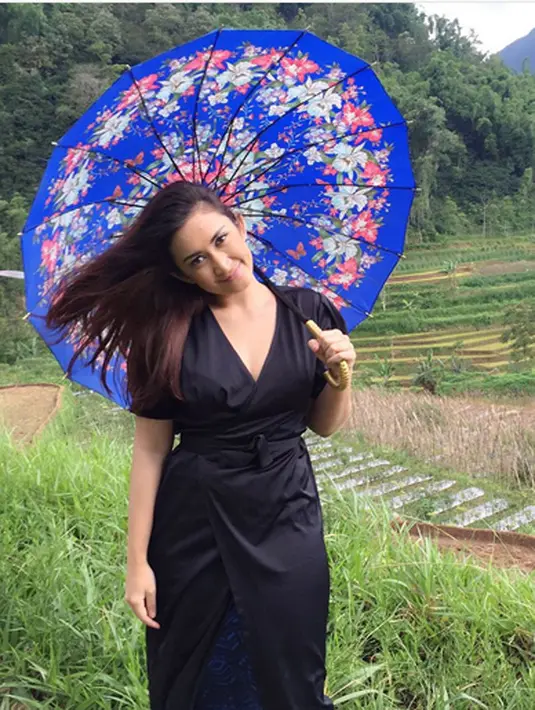 Tampaknya, gugatan cerai ini sebagai langkah terbaik bagi ibu satu anak itu. Seperti diketahui, beberapa kali sang suami terlihat mesra dengan cewek lain. Kesabaran pada suami yang telah memberikan seorang anak itu telah habis. (Instagram/nafaurbach)