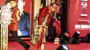 Presiden Joko Widodo mengenakan baju adat Bali  usai memberikan sambutan saat menghadiri Kongres V PDIP di Grand Inna Beach, Sanur, Bali, Kamis (8/8/2019). Kongres PDIP ini juga dihadiri Wakil Presiden Terpilih Ma'ruf Amin dan Wakil Presiden Jusuf Kalla. (Liputan6.com/Johan Tallo)