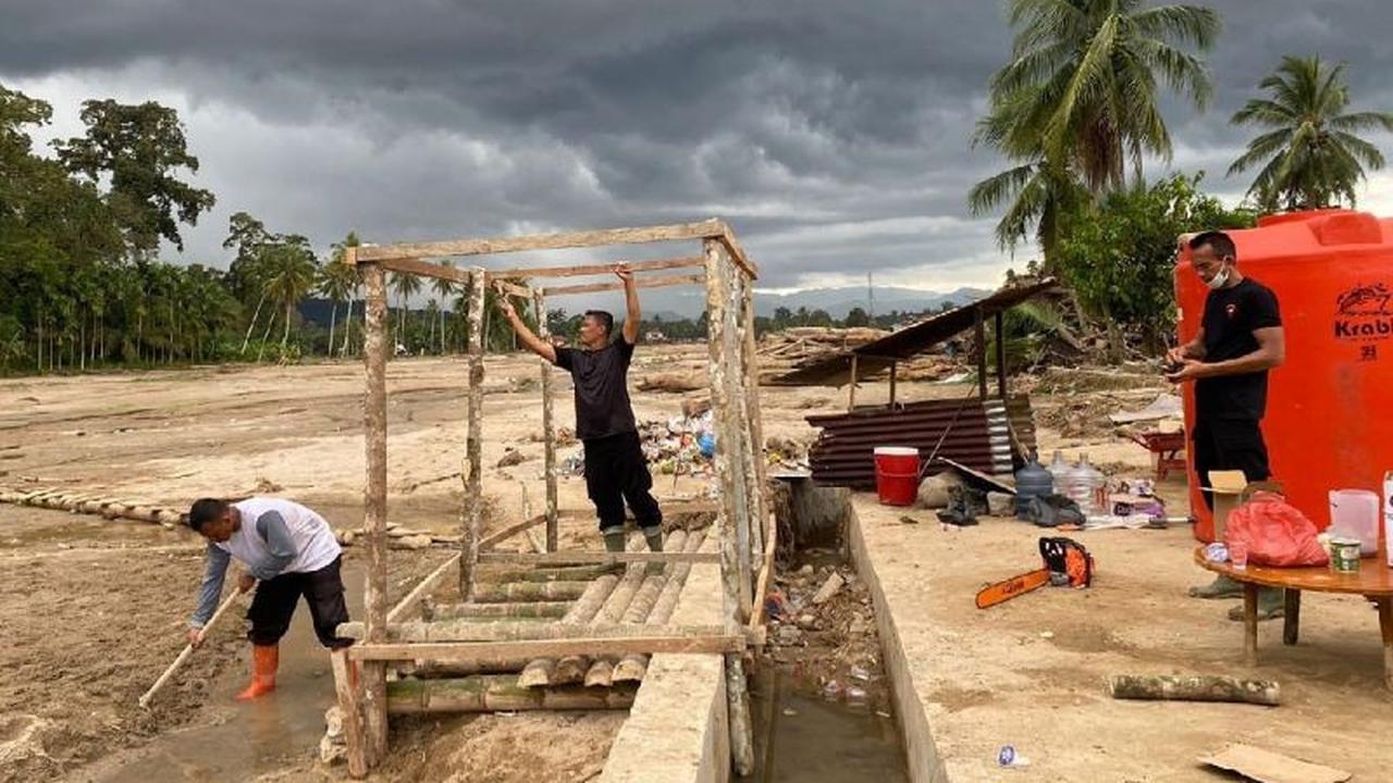 Brimob Sumut Bangun MCK di Batang Toru, Jaga Kesehatan Warga Pasca-Bencana