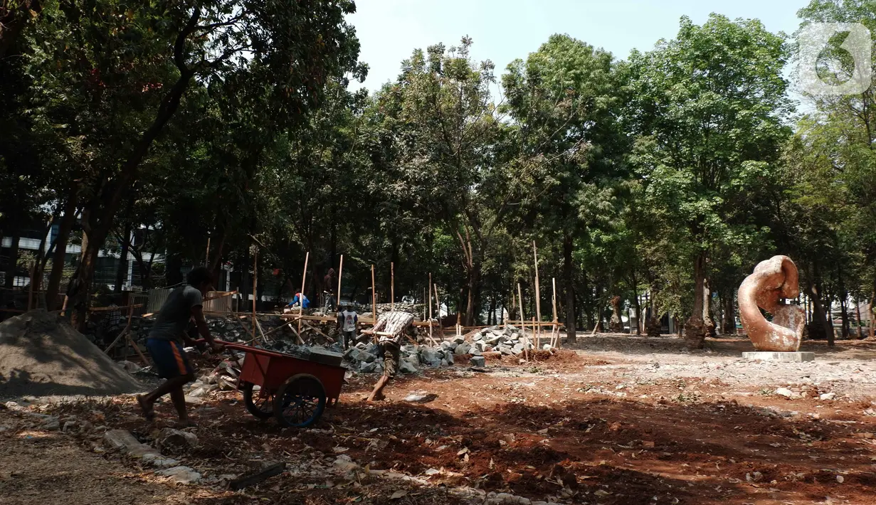 Pekerja menyelesaikan revitalisasi Taman Puring, Jakarta, Selasa (8/10/2019). Pemprov DKI mulai melakukan revitalisasi dua taman yang sudah rusak pada tahun ini salah satunya adalah Taman Puring. (Liputan6.com/Faizal Fanani)