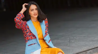 Selain sebagai aktris dan TV host, Agla Artalidia dikenal juga sebagai sosok influencer ataupun content creator tentang fashion. Pemain TV series 'Kesempurnaan Cinta' ini juga kerap membagikan tips mix and match di Instagram-nya. Salah satunya fashion untuk liburan.(Liputan6.com/IG/@aglaartalidia)