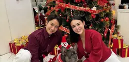 Amanda Manopo untuk pertama kalinya merayakan Natal sebagai istri dari Kenny Austin. Berfoto di pohon Natal, Amanda tampil dengan atasan knit lengan panjang dipadu rok pleated putih. [@amandamanopo]