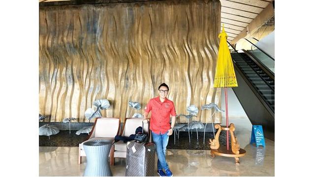 Eko Patrio kerap membagikan potret dirinya saaat berpergian di akun Instagram, dengan diiringi posenya yang kece.