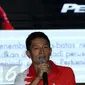 Rio Haryanto menjawab pertanyaan wartawan usai dipastikan bergabung dengan tim Manor Racing F1 di Jakarta, Kamis (18/2/2016). Rio bergabung dengan Manor Racing dan akan mengikuti balapan Formula 1 selama semusim penuh. (Liputan6.com/Helmi Fithriansyah)