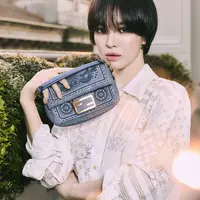 Lihat di sini gaya Song Hye Kyo tampil dengan pixie cut di kampanye Fendi Summer 2025. [Dok/FENDI].