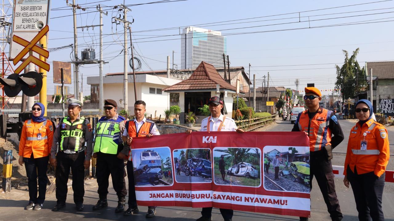 Petugas KAI dan polisi sidak perlintasan sebidang usai KA Malabar kecelakaan di Klaten.