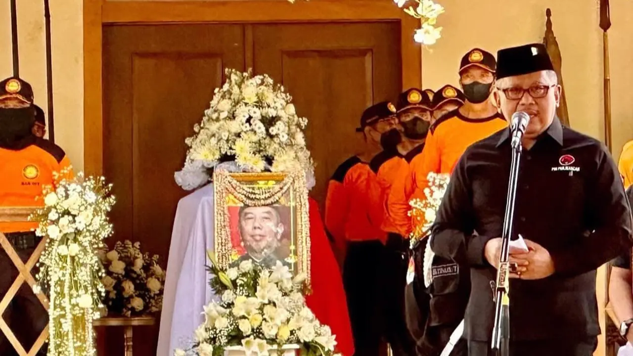 Sekretaris Jenderal DPP PDI Perjuangan (PDIP) Hasto Kristiyanto memimpin prosesi pemakaman Almarhum Prakosa, Selasa (24/1/2023) (Istimewa)