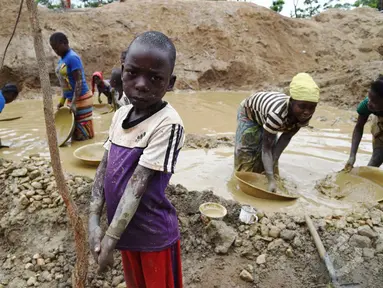 Para bocah menambang emas di pertambangan tradisional di desa Gam, Afrika Tengah (AFP PHOTO / ISSOUF SANOGO)