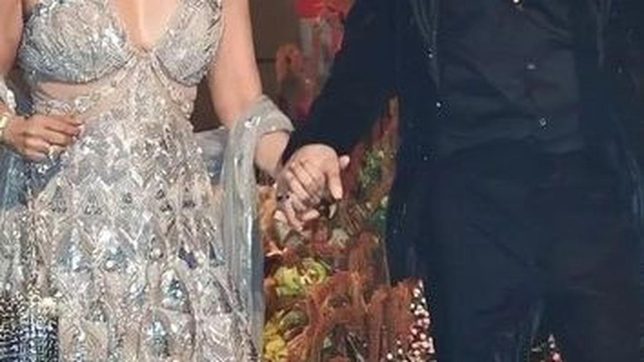 Menggantikan peran ayahnya, Aryan Khan berdiri berdampingan dengan Gauri Khan saat menyapa para wartawan.