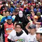 Peserta dengan kostum unik berlari di antara peserta lainnya  dalam Tokyo Marathon 2018, Minggu (25/2). Tokyo Marathon adalah salah satu dari 6 kompetisi lari kelas dunia setelah Boston, New York, Chicago, Berlin, dan London. (AP/Shizuo Kambayashi)
