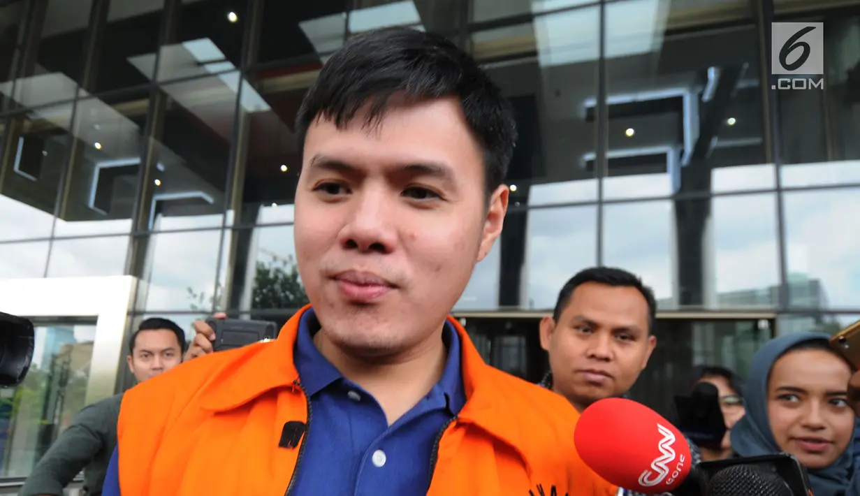 Tersangka Hendrawan Maruszama dimintai keterangan awak media sebelum meninggalkan KPK, Jakarta, Kamis (22/03). Hendrawan akan menjalani sidang terkait kasus suap proyek pembangunan Jembatan Kedung Kandang dalam APBD Pemkot Malang.(Merdeka.com/Dwi Narwoko)