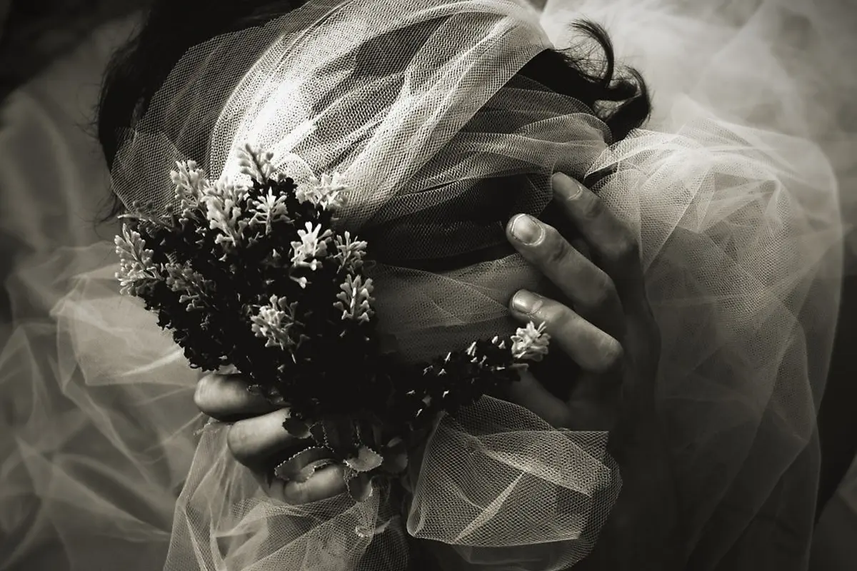 [Bintang] Cerita di Balik Viralnya Foto Pengantin Wanita yang Ditangkap Polisi Saat Hari Pernikahannya