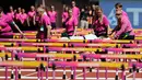 Petugas medis menandu atlet Trinidad dan Tobago, Deborah John yang cedera usai terjatuh saat melewati rintangan kelima dalam cabang lari halang rintang 100 meter putri Kejuaraan Atletik Dunia di Stadion London, Inggris (11/8). (AP Photo/Matt Dunham)
