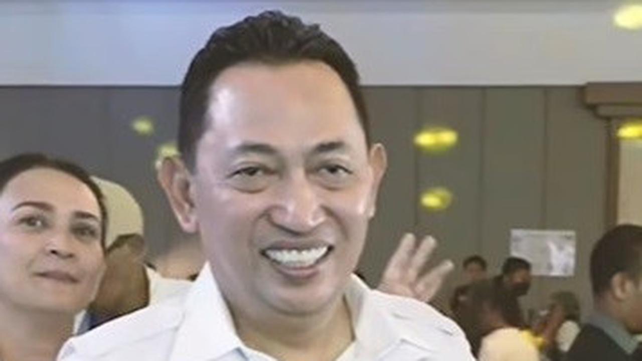 Jenderal Sigit Ajak Istri Pakai Seragam Putih Abu-Abu, Netizen Salah Fokus: Awet Muda ya Ibu Kapolri