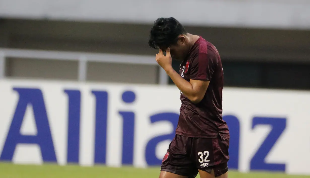 Bek PSM Makassar, Beny Wahyudi, tampak kecewa usai gagal lolos ke final Zona ASEAN Piala AFC 2019 meski menang atas Becamex Binh Duong di Stadion Pakansari, Rabu (26/6). PSM menang 2-1 atas Becamex Binh Duong. (Bola.com/M Iqbal Ichsan)