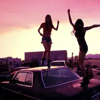 Tak diketahui jelas apa penyebabnya, wanita ini joget tanpa busana di atas mobil sampai bikin macet panjang!