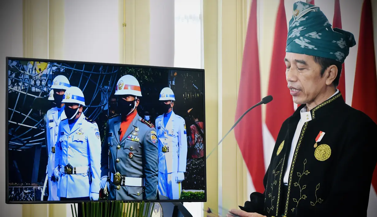 Presiden Joko Widodo menyampaikan pidato saat memimpin upacara peringatan Hari Kelahiran Pancasila secara virtual di Istana Bogor, Jawa Barat, Selasa (1/6/2021). Untuk tahun ini, Jokowi mengenakan baju adat dari Kabupaten Tanah Bumbu. (FOTO:Biro Pers Kepresidenan)