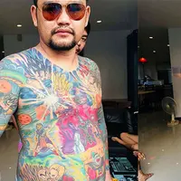 Kamu mungkin suka sama Dragon Ball, tapi kecintaan kamu mungkin tidak seperti pria yang menato sekujur tubuhnya ini. (Foto: doc: อ้วน คลังแสง/Facebook)