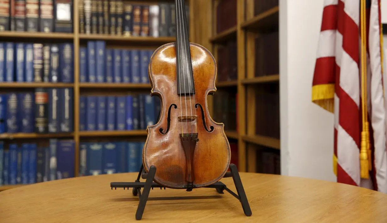 Biola Stradivarius diperlihatkan saat konferensi pers di New York, Kamis (6/8/2015). Biola yang dibeli dengan harga Rp2,7 miliar itu kembali ke pemiliknya setelah hilang dicuri selama 35 tahun. (REUTERS/Shannon Stapleton)