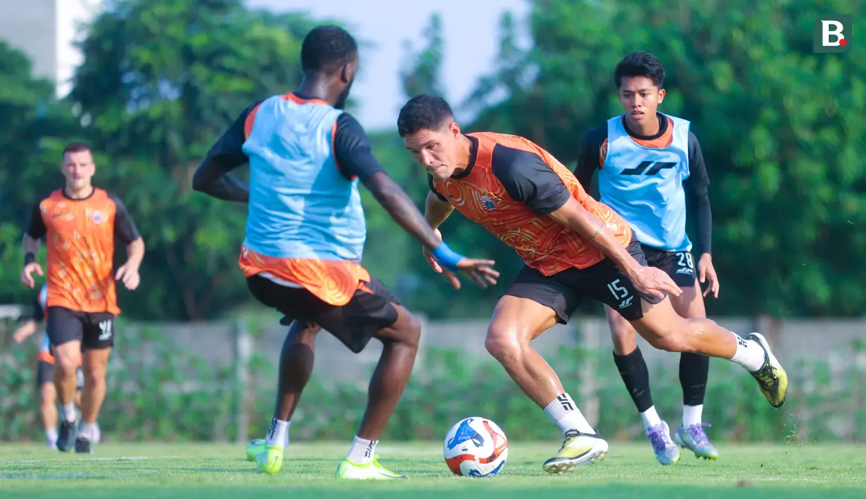 <p>Pemain Persija Jakarta, Van Basty Souza, mengikuti sesi latihan di Nirwana Park, Sawangan, Depok, Jawa Barat, Kamis (31/7/2025). Skuad Macan Kemayoran terus menggenjot persiapan jelang bergulirnya BRI Super League 2025/2026. (Bola.com/M Iqbal Ichsan)</p>