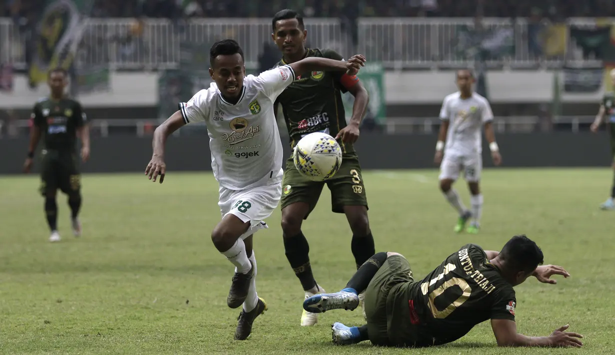 Gelandang Persebaya Surabaya, Alwi Slamat, berusaha melewati pemain Tira Persikabo pada laga Shopee Liga 1 di Stadion Pakansari, Bogor, Sabtu (9/11). Persebaya tahan imbang Tira Persikabo 2-2. (Bola.com/Yoppy Renato)