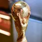 Sebuah replika pertama trofi Piala Dunia FIFA terlihta di piala Italia dan produsen medali GDE Bertoni di Paderno Dugnano, Milan (11/4). Piala Dunia akan diselenggarakan 14 Juni sampai 15 Juli di Rusia. (AFP Photo/Miguel Medina)