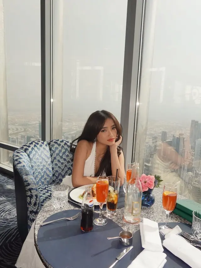 Potret Manis Fuji Utami Jadi Sosialita Dubai dengan Dress Putih dan Tas Prada Rp53 Jutaan