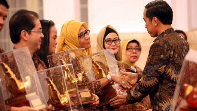 Batik Semarang dapat penghargaan Paramakarya dari Presiden Jokowi.
