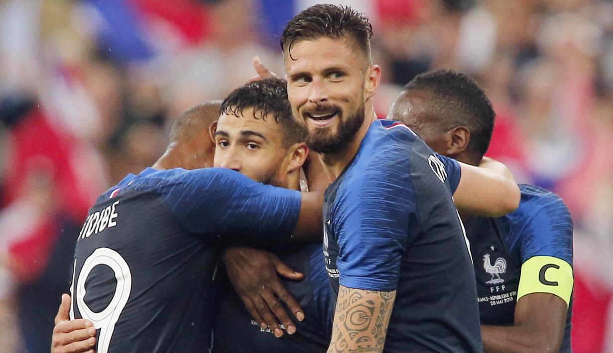 Para pemain Prancis merayakan gol yang dicetak oleh Nabil Fekir ke gawang Irlandia pada laga persahabatan di Stadion Stade de France, Senin (28/5/2018). Prancis menang 2-1 atas Irlandia. (AP/Thibault Camus)
