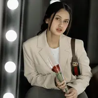 Asila Maisa tampil dengan gaya kasual. Mengenakan blazer khaki, ia tampak menyandangkan tas Gucci di bahunya. [Foto: Instagram/ Asila Maisa]