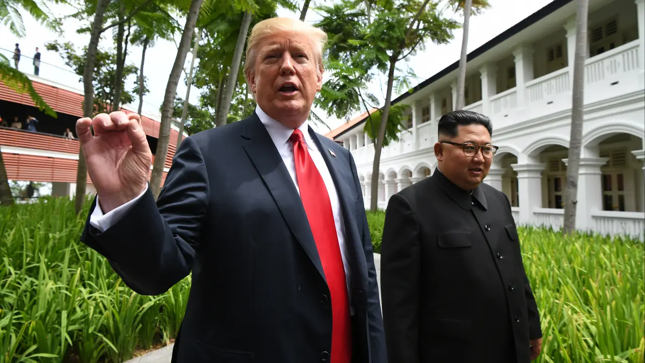 Keakraban Donald Trump dan Kim Jong-un Saat Berjalan di Taman