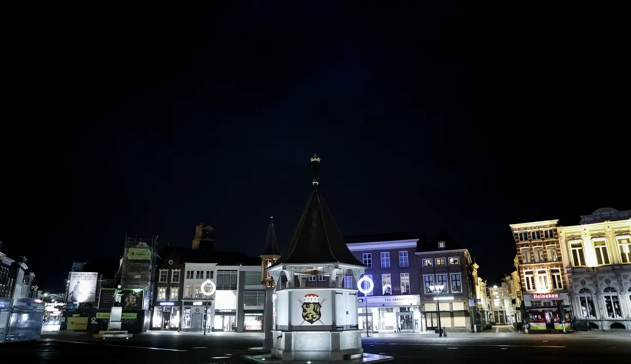 Suasana jalan yang sepi selama jam malam sehari setelah polisi bentrok dengan kelompok-kelompok demonstran yang memprotes penerapan langkah-langkah baru  di Den Bosch, Belanda (26/1/2021). Jam malam di Belanda akan berlaku hingga 19 Februari 2021 mendatang.  (AFP/Kenzo Tribouillard)