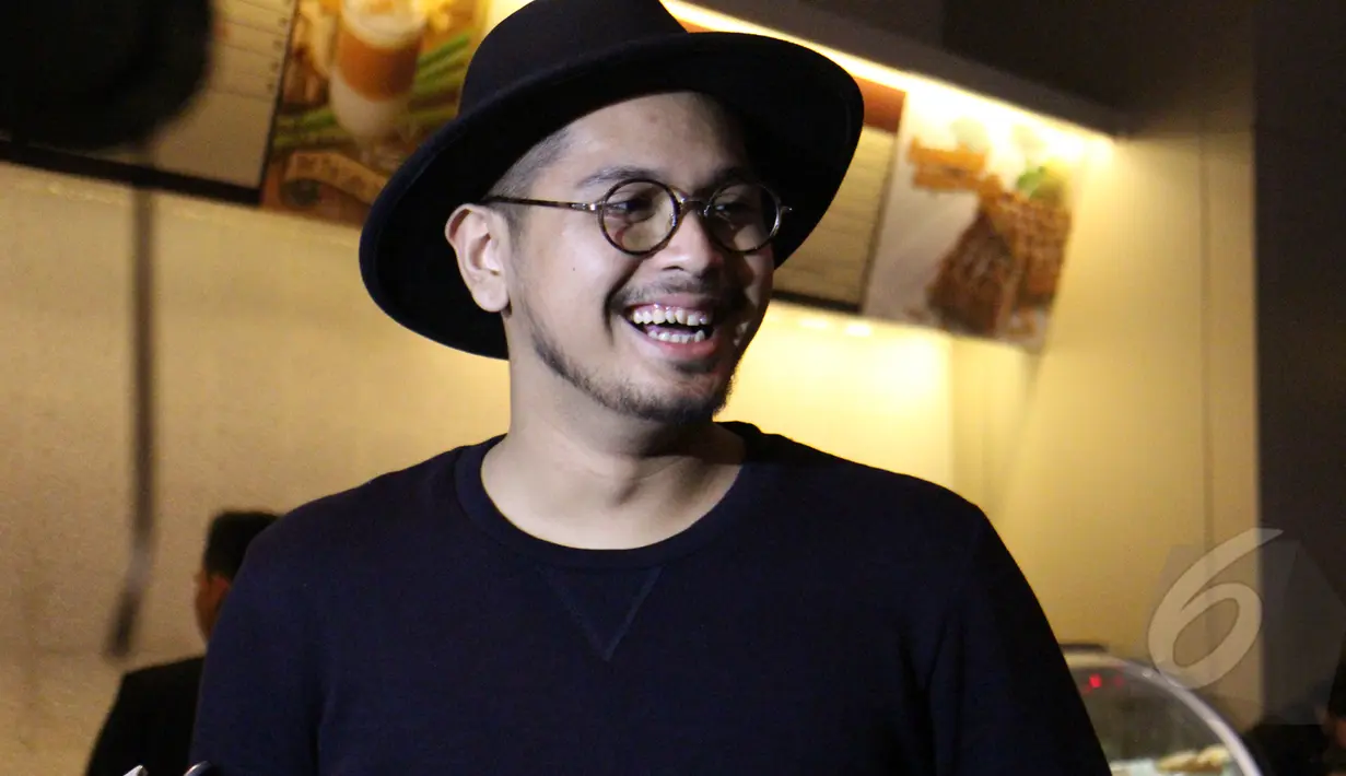 Petra Sihombing merekomendasikan film Cinderella ditonton para pria saat saat Premier Cinderella di Cinema XXI Kota Kasablanka, Jakarta. (11/03/2015).(Liputan6.com/Gilardhani)
