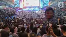 Pendukung Prabowo-Gibran menyambut keunggulan hasil hitung cepat di Istora Gelora Bung Karno, Senayan, Jakarta. (Liputan6.com/Herman Zakharia)