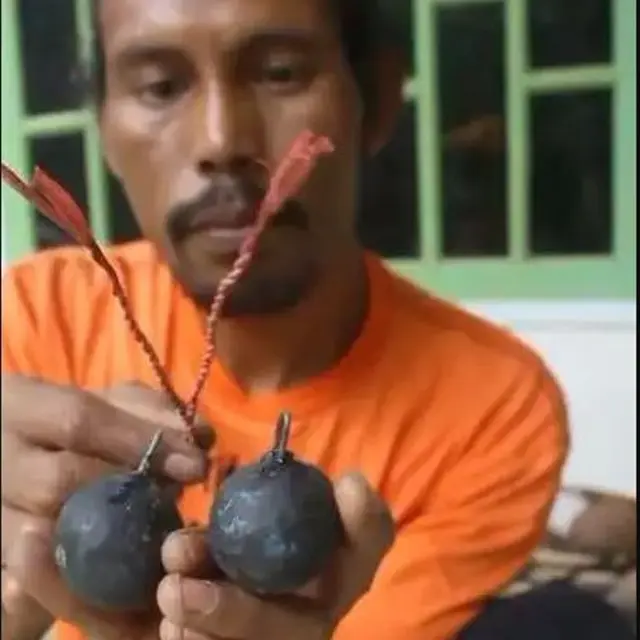 Kreasi Pria Mengolah Sampah Plastik Kresek Jadi Mainan Lato-Lato