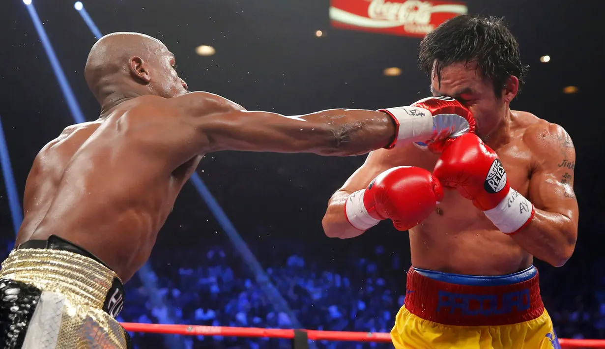 Floyd Mayweather Jr. berhasil memukul Manny Pacquiao saat pertandingan kelas welterweight di MGM Grand Garden Arena, Las Vegas, Nevada, Minggu (3/5/2015). Floyd Mayweather berhasil manang angka atas Manny Pacquiao. (REUTERS/Steve Marcus)
