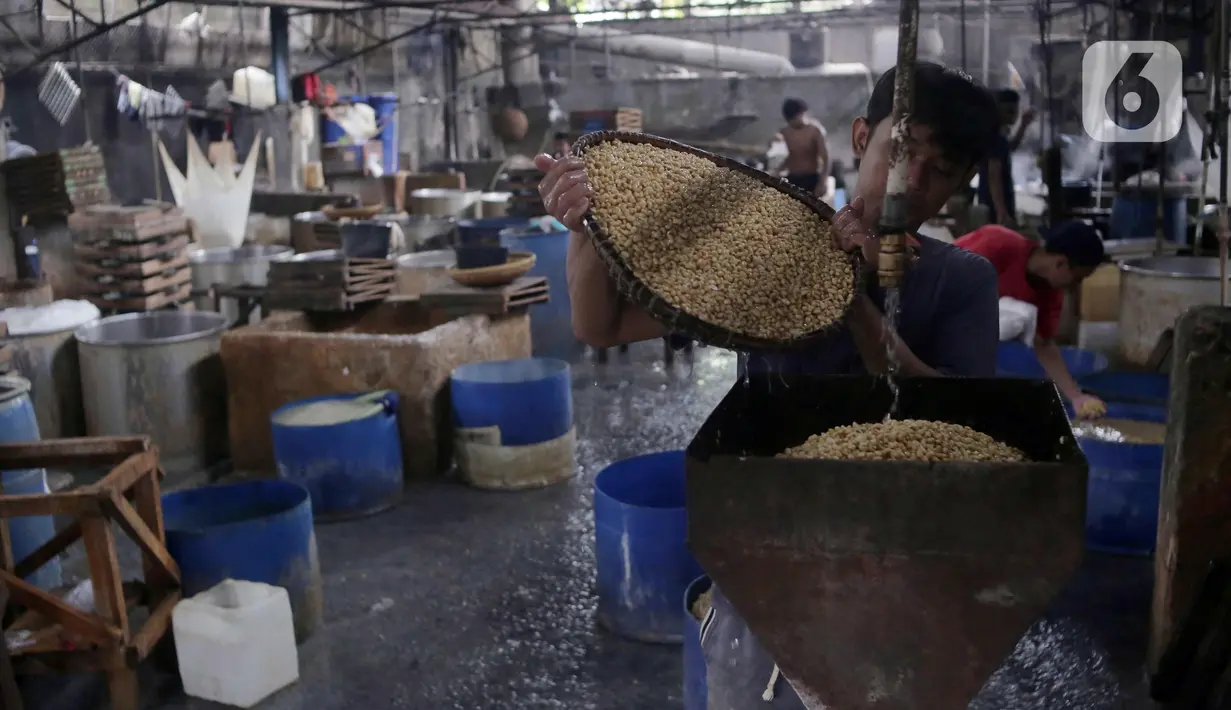 Pekerja melakukan proses pengolahan tahu di Sentra Industri Tahu, Jakarta, Kamis (10/7/2025). (Liputan6.com/Angga Yuniar)