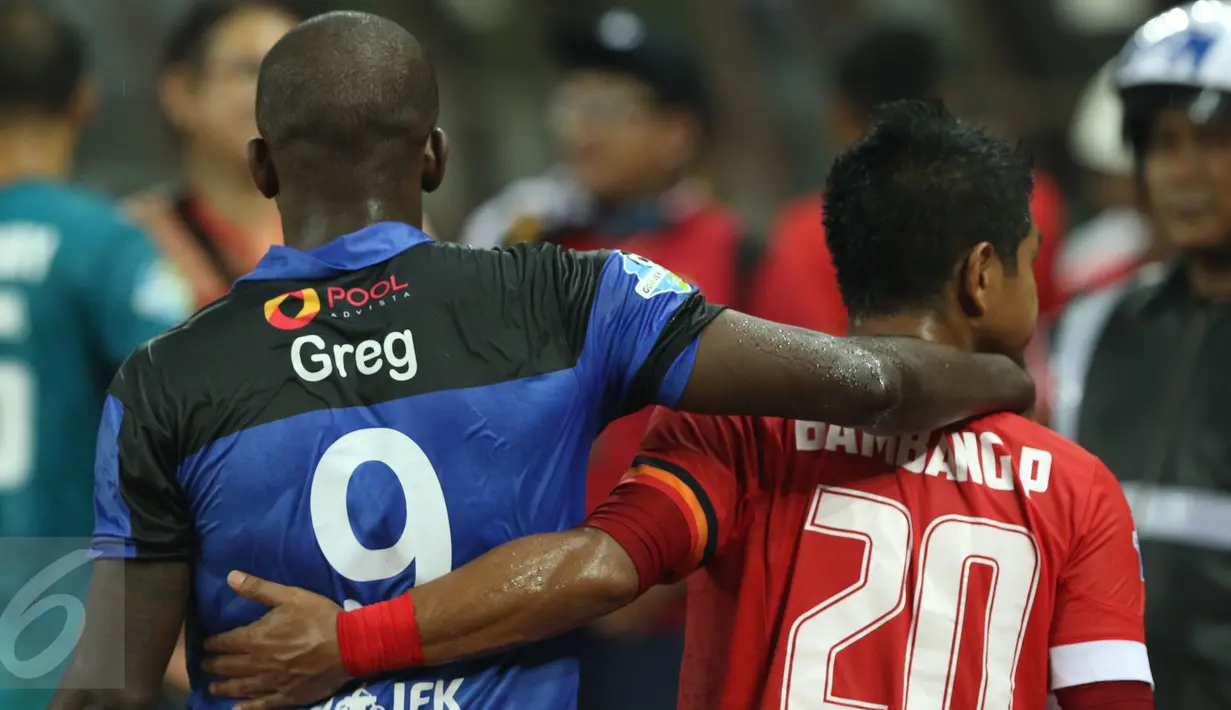 Gelandang Madura United, Greg Nwokolo bersama penyerang Persija Bambang Pamungkas usai melakoni laga lanjutan Liga 1 di Stadion Patriot Candrabhaga, Bekasi, Kamis (4/5). Persija kalah 0-1 dari Madura United. (Liputan6.com/Helmi Fithriansyah)