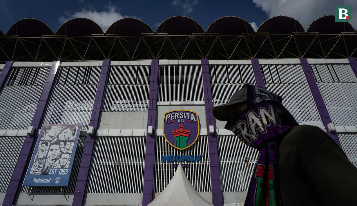 Seorang Perita Tangerang memadati stadion saat pertandingan persahabatan antara Persita Tangerang melawan PSM Makassar di Indomilk Arena, Tangerang, Rabu (01/06/2022). Pertandingan berakhir dengan skor imbang 1-1. (Bola.com/Bagaskara Lazuardi)