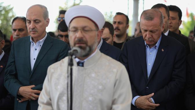 Presiden Turki Recep Tayyip Erdogan (kanan) menunaikan salat gaib untuk mantan Presiden Mesir Mohammed Morsi di Masjid Fatih, Istanbul, Selasa (18/6/2019). Selain di Istanbul, salat gaib untuk Morsi juga dilakukan di masjid-masjid seluruh Turki. (AP Photo/Emrah Gurel)